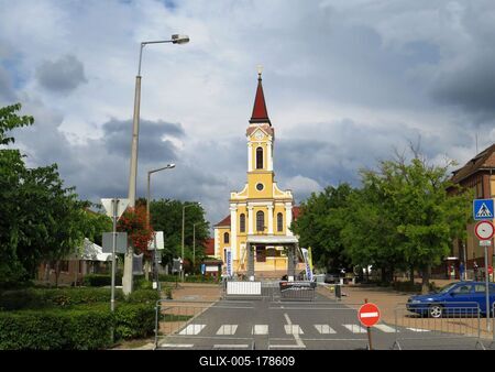 Mór - Center - Holy Triniity Church - Hungary-stock-foto