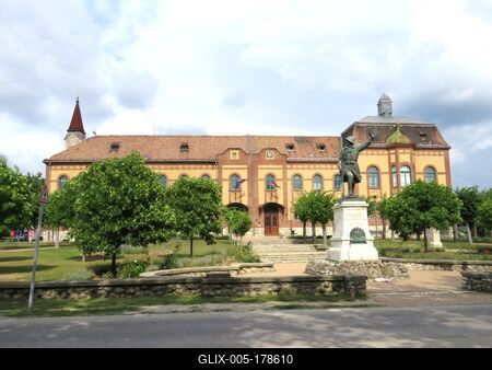 Mór - Land Office - WWI Monument - Hungary-stock-foto