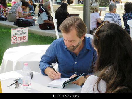 Hungarian writer dedicating his book at the Budapest International Book Festival-stock-foto