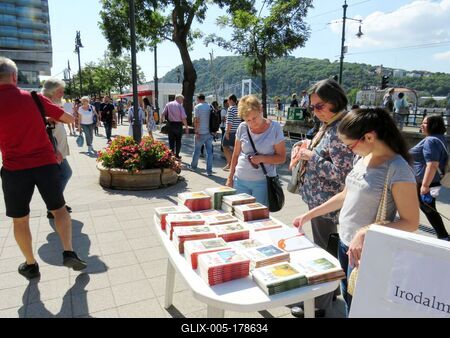 People looking at books at the Budapest International Book Festival on the Danube Promenade.-stock-foto