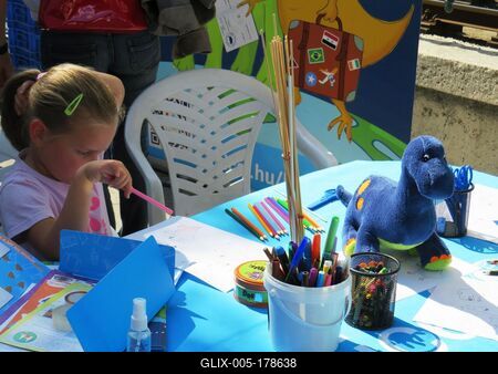 Little girl draws a dino at the Budapest International Book Festival.-stock-foto