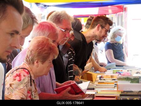 Budapest International Book Festival - People reading-stock-foto