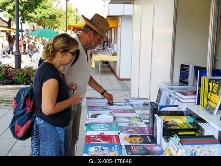 Budapest International Book Festival - Interested people-stock-foto