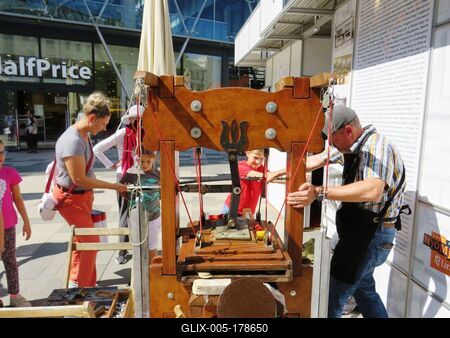 Old printing machine demonstration - Book festival - BUdapest-stock-foto
