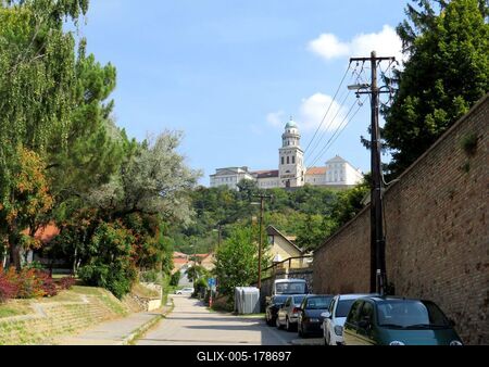 Street with the Archabbey of Pannonhalma at the top of the hill - Hungary-stock-foto