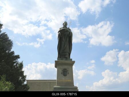 St. Astrik statue - Pannonhalma Archabbey - Hungary-stock-foto