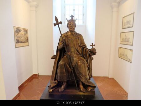 Statue of King St. Stephen at the Archabbey of Pannonhalma - Hungary-stock-foto