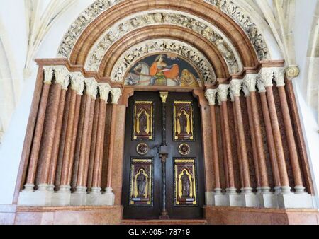Gate of Pannonhalma basilica - Hungary-stock-foto