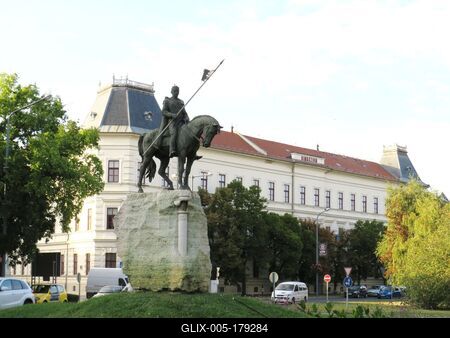 Makó - József Attila High School and St. Stephen Statue-stock-foto