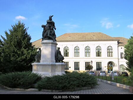 Makó - Széchenyi square - Heroic monument - Hungarian-Rumanian Cross-border Business center-stock-foto