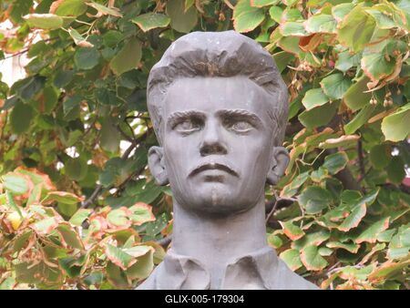 Statue of great hungarian poet József Attila - Makó-stock-foto