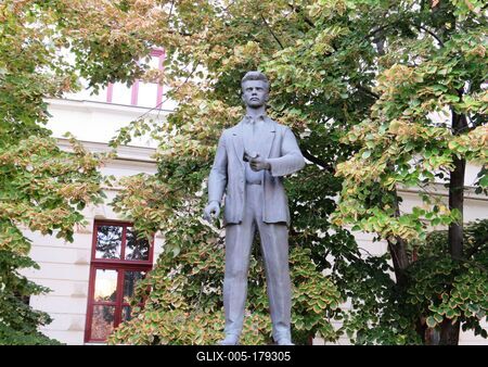 Statue of great hungarian poet József Attila - Makó-stock-foto