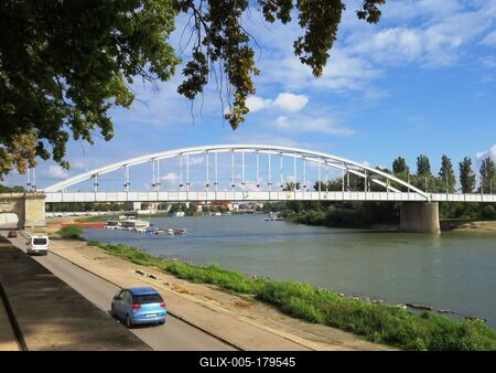 Tisza river at Szeged - Downtown bridge-stock-foto