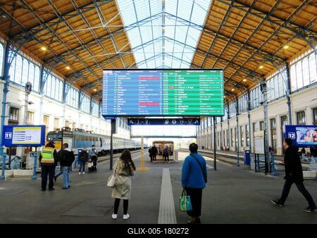 The hall of the renovated Budapest Western Railway Station-stock-foto