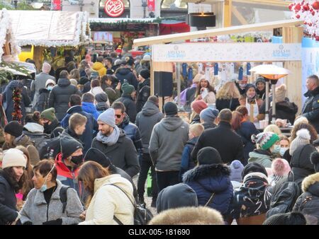 People at the St. Stephen's Square winter fair - Budapest-stock-foto