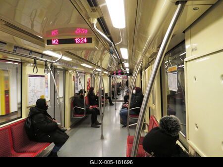 Passengers on Budapest metro line-stock-foto