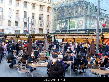 Snacking tourists - Winter Fair - Budapest-stock-foto