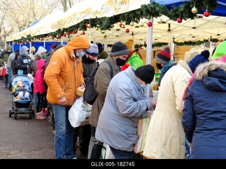 People queing for Food - Budapest - Chrtistmas-stock-foto