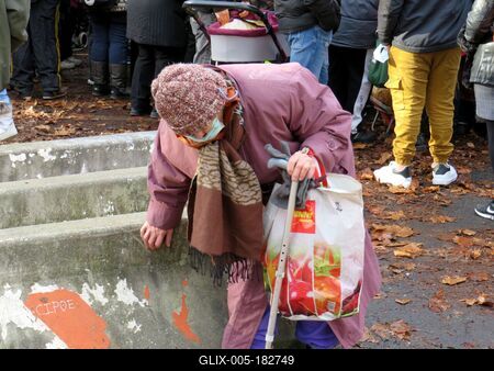 An elderly aunt waiting for Christmas food distribution -  Budapest-stock-foto