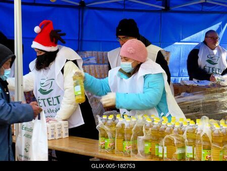Christmas food distribution in Népliget - Cooking oil to the needy.-stock-foto