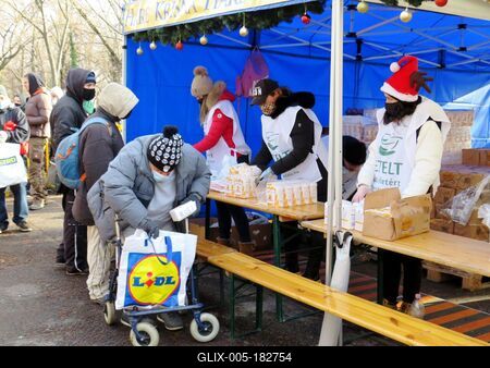 Christmas food distribution - Man puting flour into the bag - Budapest-stock-foto