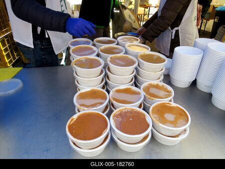 Hot soup for Christmas in the poor kitchen - Food distribution - Budapest-stock-foto