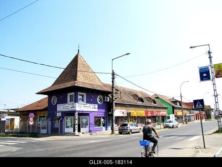 Gyál, 2010. április 24.A gyáli főutca részlete üzletekkel.-stock-foto