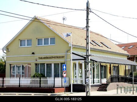 Gyál, 2010. április 24.A gyáli takarékszövetkezet épülete.-stock-foto