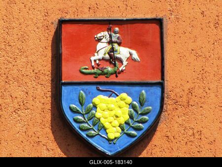 Gyál, 2010. április 24.Gyál város címere a városháza homlokzatán.-stock-foto