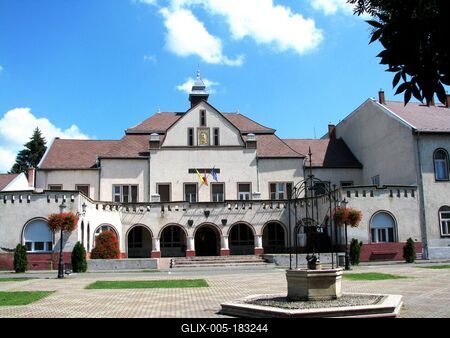 Htavn - Hungary - City Hall and Main square-stock-foto