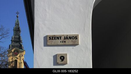 Kiskunfélegyháza, 2010. november 14.A Szent János téri Hattyúház és az Óplébánia Sarlós Boldogasszony templom tornya.-stock-foto