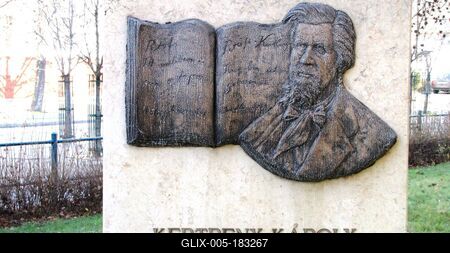 Kiskunfélegyháza, 2010. november 14.Kertbeny Károly (Karl-Maria Benkert), Petõfi Sándor német mûfordítójának dombormûve a Béke téren. Krasznai János szobrászmûvész alkotása (2003).-stock-foto