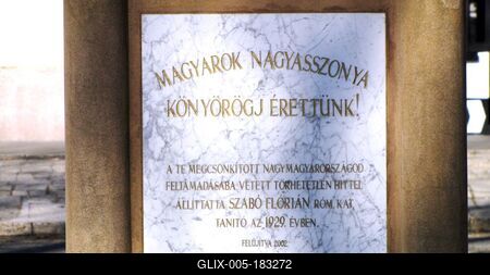 Kiskunfélegyháza, 2010. november 14.A Magyarok Nagyasszonya szobor talapzatán elhelyezett tábla.-stock-foto
