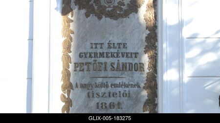 Kiskunfélegyháza, 2010. november 14.A Petõfi-ház falán elhelyezett tábla.-stock-foto