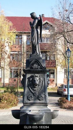 Kiskunfélegyháza, 2010. november 14.Az Angyalos kút (Kalmár kút) a Móra Ferenc téren. R. Blansko alkotása 1897-bõl.-stock-foto