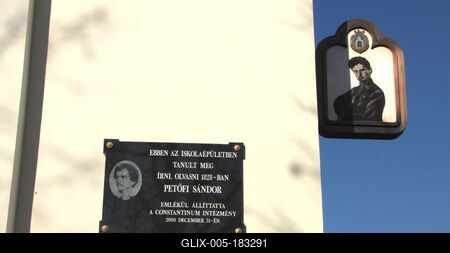 Kiskunfélegyháza, 2010. november 14.Pwetõfi Sándorra emlékeztetõ táblák a kiskunfélegyházai Constantinum intézmény falán.-stock-foto