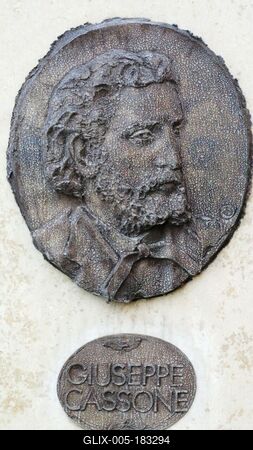 Kiskunfélegyháza, 2010. november 14.Giuseppe Cassone, Petõfi Sándor olasz mûfordítójának dombormûve a Béke téren. Lantos Györgyi szobrászmûvész alkotása 2001-bõl.-stock-foto