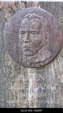 Kiskunfélegyháza, 2010. november 14.Eugen Jebeleanu, Petõfi Sándor román mûfordítójának dombormûve a Béke téren. Ungor Csaba szobrászmûvész alkotása 2003-ból.-stock-foto