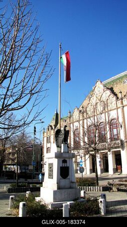 Kiskunfélegyháza, 2010. november 14.Az Országzászló emlékmû a Szent János téren. Martinelli Jenõ alkotása (1934). Háttérben a városháza.-stock-foto
