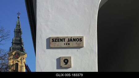 Kiskunfélegyháza, 2010. november 14.A Szent János téri Hattyúház és az Óplébánia Sarlós Boldogasszony templom tornya.-stock-foto