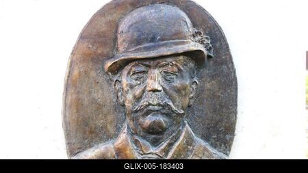 Kiskunfélegyháza, 2010. november 14.Pásztor Ferenc, Petõfi-kutató dombormûve a Béke téren. Lantos Györgyi szobrászmûvész alkotása (2009).-stock-foto