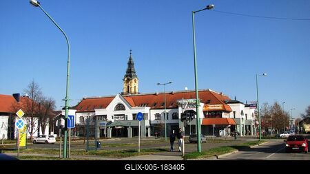 Kiskunfélegyháza, 2010. november 14.A belvárosi Szent János tér az Óplébánia Sarlós Boldogasszony templom tornyával.-stock-foto