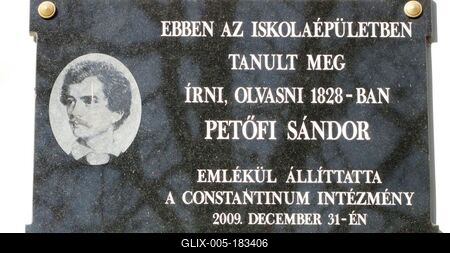 Kiskunfélegyháza, 2010. november 14.Petõfi Sándor iskolás éveire emlékeztetõ tábla a kiskunfélegyházai Constantinum falán.-stock-foto