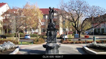 Kiskunfélegyháza, 2010. november 14.Az Angyalos kút (Kalmár kút) a Móra Ferenc téren. R. Blansko alkotása 1897-bõl.-stock-foto