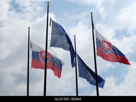 Bratislava (Pozsony), 19 May 2018The flags of Slovakia end the European Union.Szlovák nemzeti és Európai Uniós zászlók.-stock-foto
