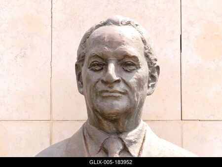 Bratislava (Pozsony), 19 May 2018Bust of the Slovak politician, Alexander Dubèek, the key figure of Prgaue Spring in the park before the slovak Parliament.Alexander Dubèek (1921-1992) szlovák politikus, a prágai tavasz kulcsfigurájának szobra a szlovák parlament elõtti parkban. ¼udmila Cvengrošová, 2002-ben készült alkotása.-stock-foto