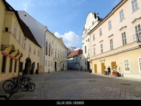 Bratislava (Pozsony), 27 May 2018The Kostolná street near the Old City Hall.A Kostolná utca az Óvárosháza mellett.-stock-foto