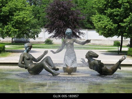 Bratislava, 19 May 2018Fountain of Girls playing in water in Grassalkovich palace park.Vízben játszó lányok szökõkút szobor a Grassalkovich palota parkjában.-stock-foto