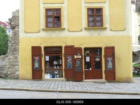 Bratislava (Pozsony), 19 May 2018Cafe in the town''s old quarter.Kávézó Pozsony óvárosában.-stock-foto