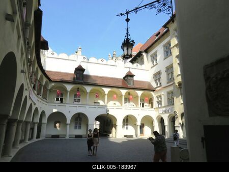 Bratislava (Pozsony), 27 May 2018The interior Garden of the Old City Hall.A pozsonyi óvárosháza belsõ udvara.-stock-foto